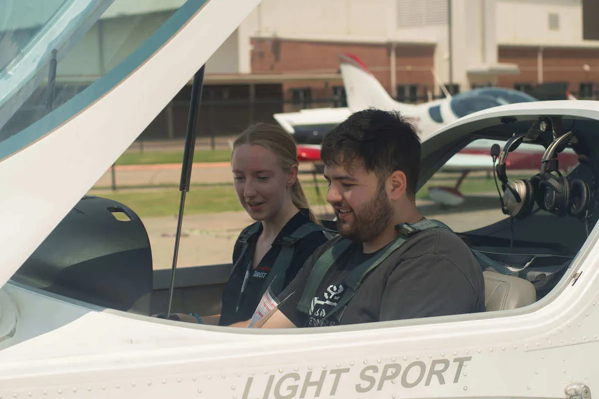 Preparing for a discovery flight in a sportcruiser