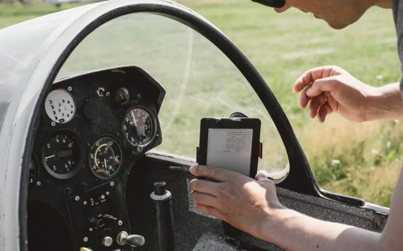Pilot indicating true airspeed