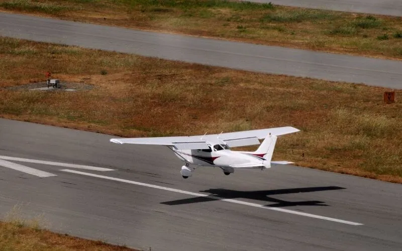 Cessna landing in the runway
