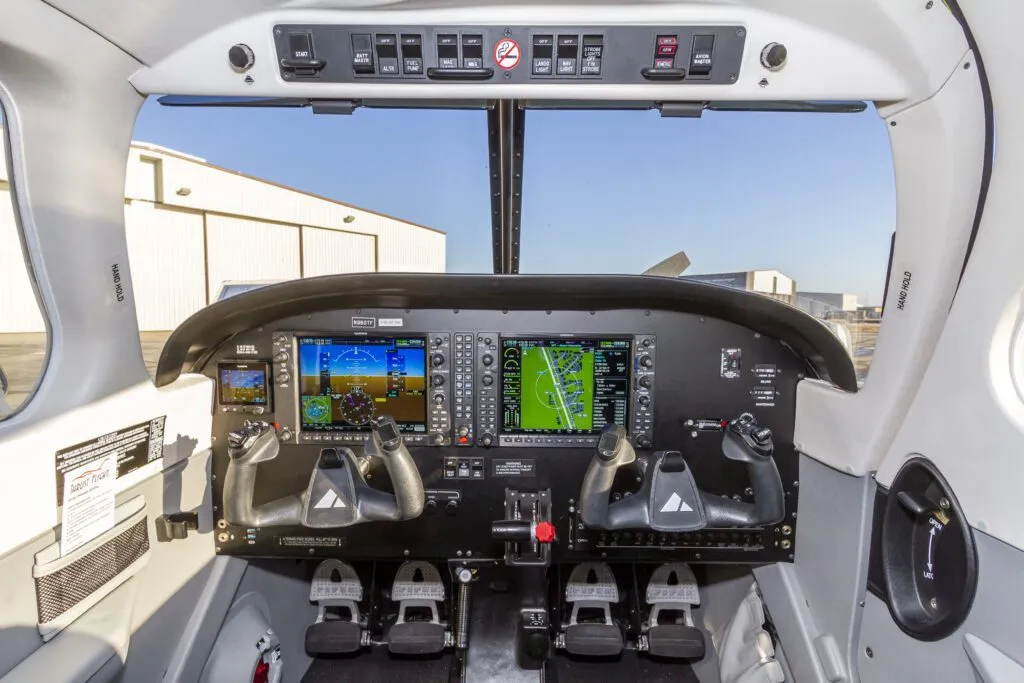 Piper cockpit with Garmin G1000 displays, seen from the cabin