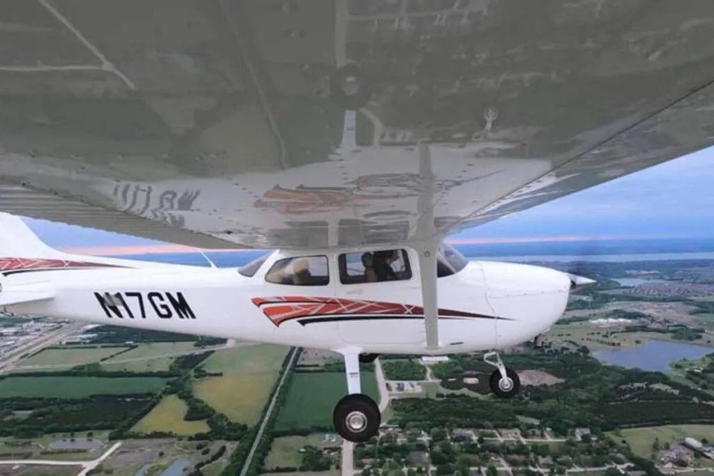 Cessna 172 flying