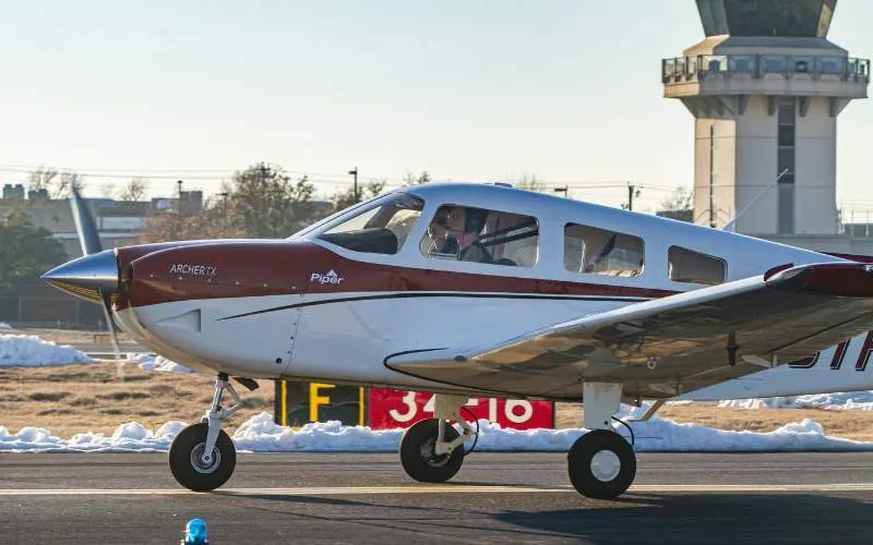 Piper Archer TX taxiing past the control tower on a winter day