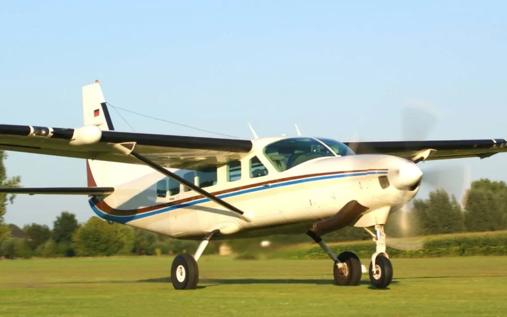 Cessna Caravan turboprop taxiing with its propeller spinning