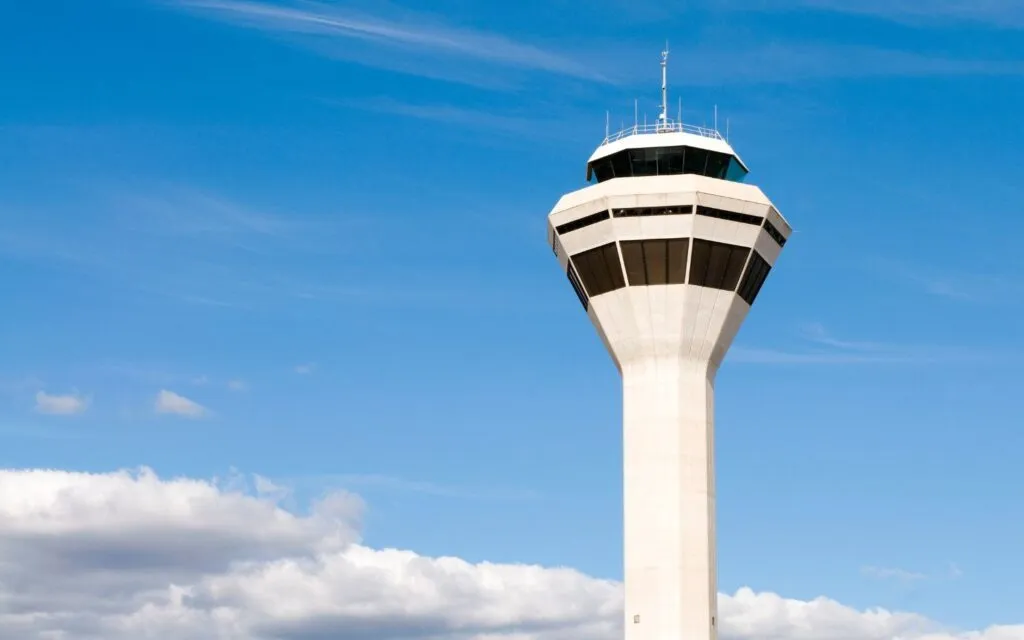 flight dispatcher vs air traffic controller